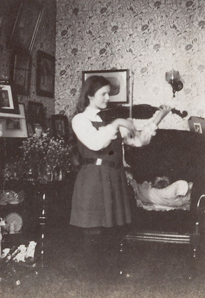 Lisalie Armstrong playing the violin